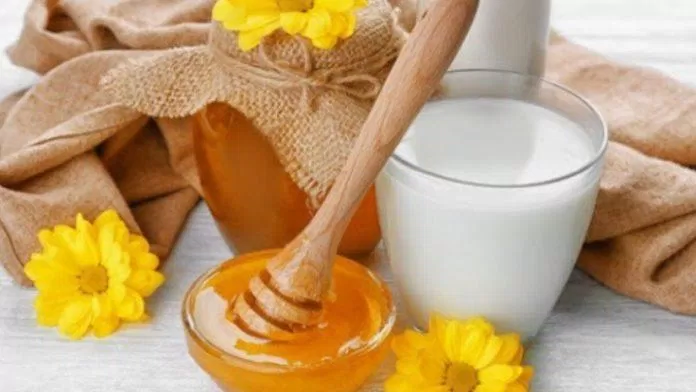Sữa ấm và mật ong rất tốt cho cơ thể. (Nguồn: Internet) Sữa ấm và mật ong rất tốt cho cơ thể. (Nguồn: Internet)