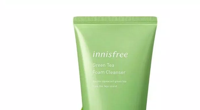 Sửa rửa mặt Innisfree Green Tea Foam Cleanser có nhiều công dụng trong việc điều trị mụn và làm sạch dầu nhờn (Nguồn: Internet)