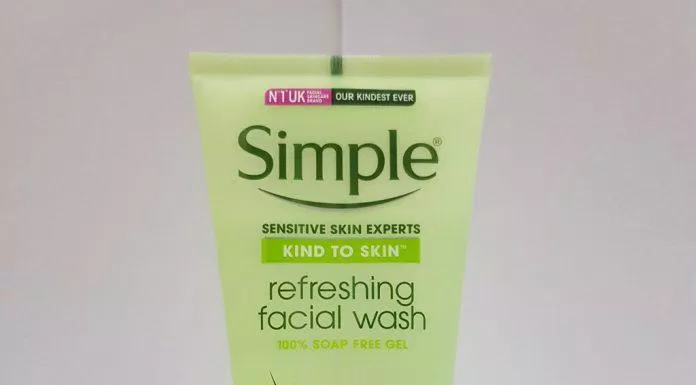 Sửa rửa mặt Simple Refreshing Facial Wash còn giúp chống lão hóa cho da (Nguồn: Internet)