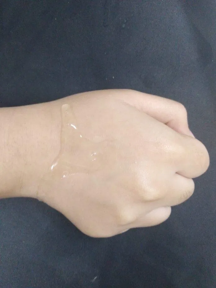 Sữa rửa mặt The Auragins Oil Balancing Gel Cleanser có texture dạng gel lỏng, trong suốt (nguồn: BlogAnChoi).