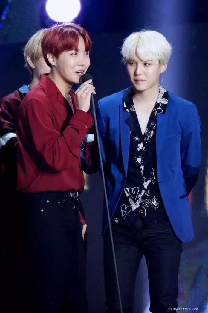 Suga đã cõng J-hope đến phòng cấp cứu khi nam idol bị ốm (Ảnh: Internet)