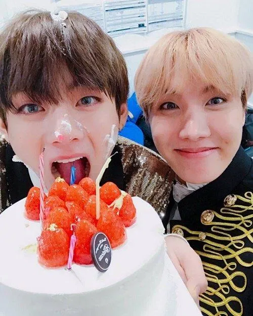 V được sinh ra vào tháng 12, cũng là tháng hiếm hoi nhất để sinh ở Hàn Quốc. (Ảnh: Internet) V được sinh ra vào tháng 12, cũng là tháng hiếm hoi nhất để sinh ở Hàn Quốc. (Ảnh: Internet)