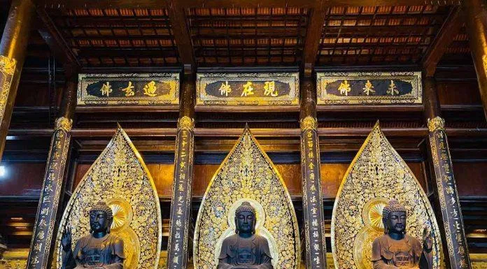 Ba pho tượng Phật bằng đồng đen được đặt trong Điện Tam Thế. (Ảnh: Internet)