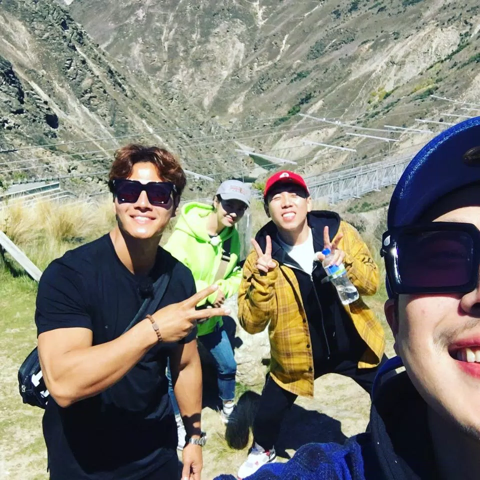 Bốn thành viên running man thực hiện Nevis Swing . (Ảnh : Internet). Bốn thành viên running man thực hiện Nevis Swing . (Ảnh : Internet).