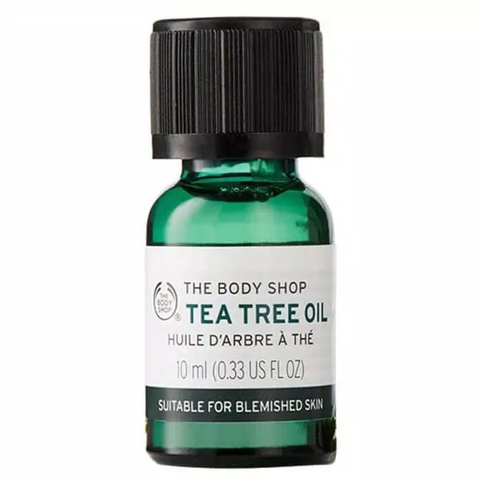 Tinh dầu tràm trà The Body Shop Tea Tree Oil dùng để chấm lên nốt mụn viêm ( Nguồn: internet)