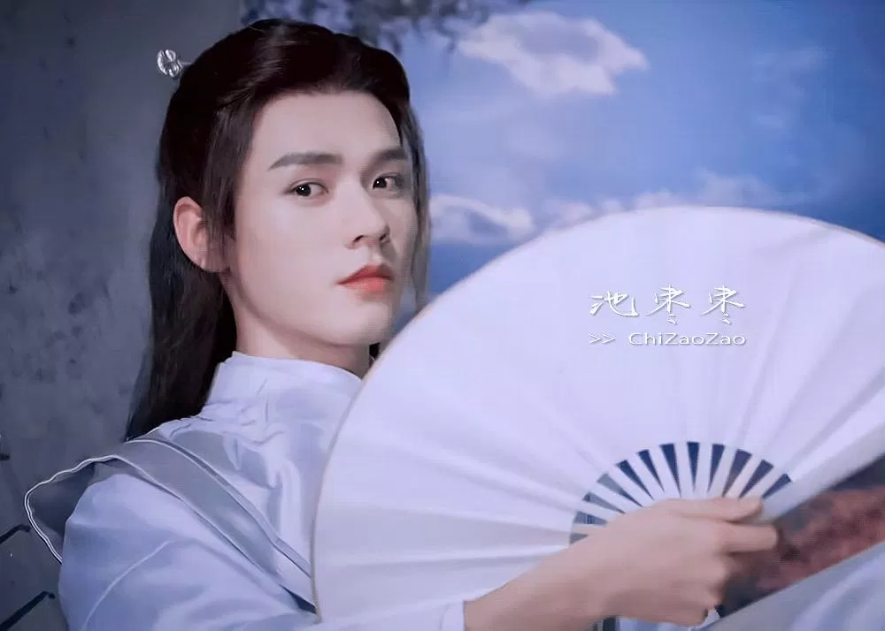 Và vẻ mặt lạnh lùng dùng để nhìn những kẻ khác. (Ảnh: Internet)