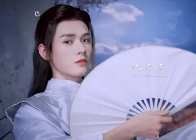 Và vẻ mặt lạnh lùng dùng để nhìn những kẻ khác. (Ảnh: Internet)