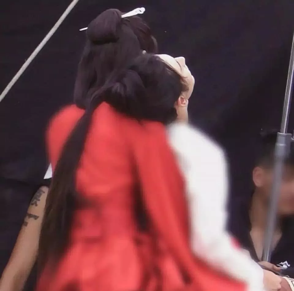 Hai người trêu đùa nhau ở hậu trường phim. (Ảnh: Internet)