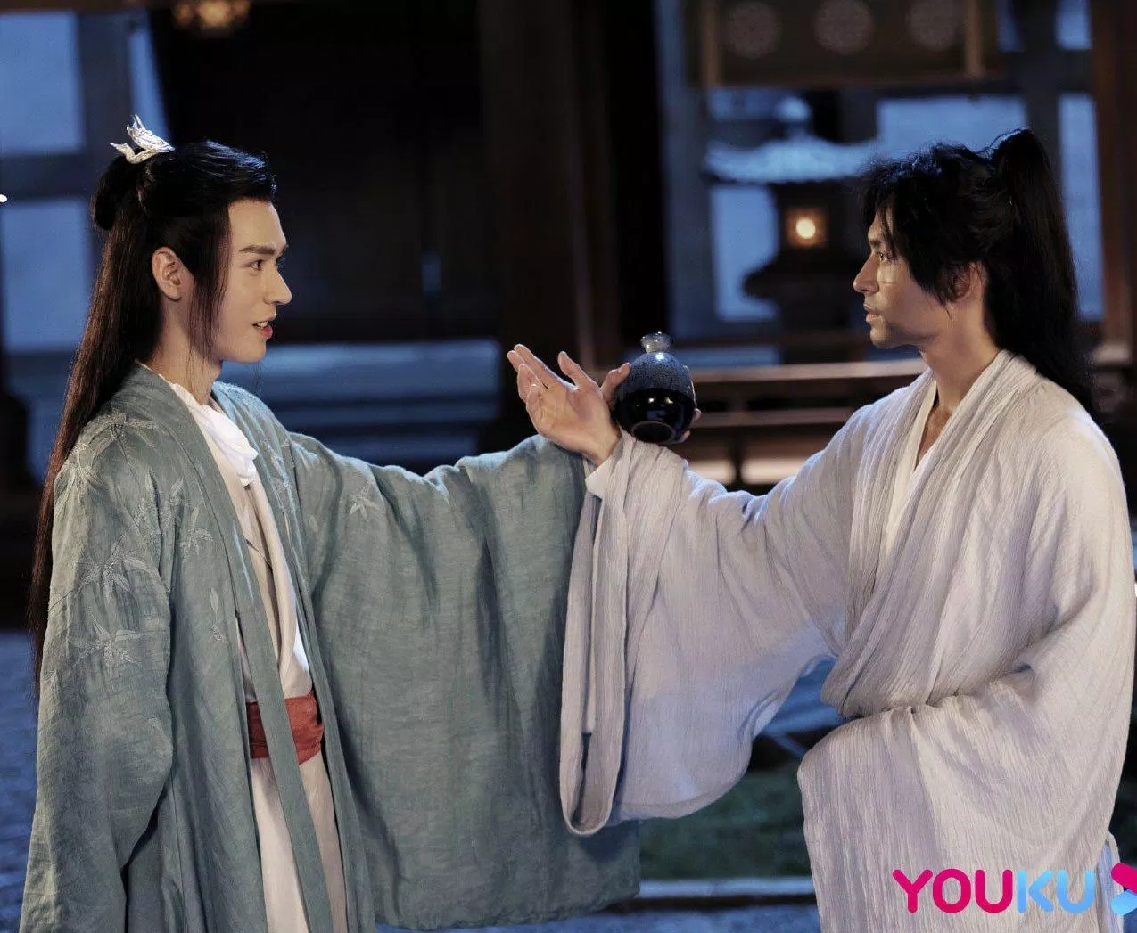 Ôn Khách Hành rủ Chu Tử Thư uống rượu. (Ảnh: Internet)