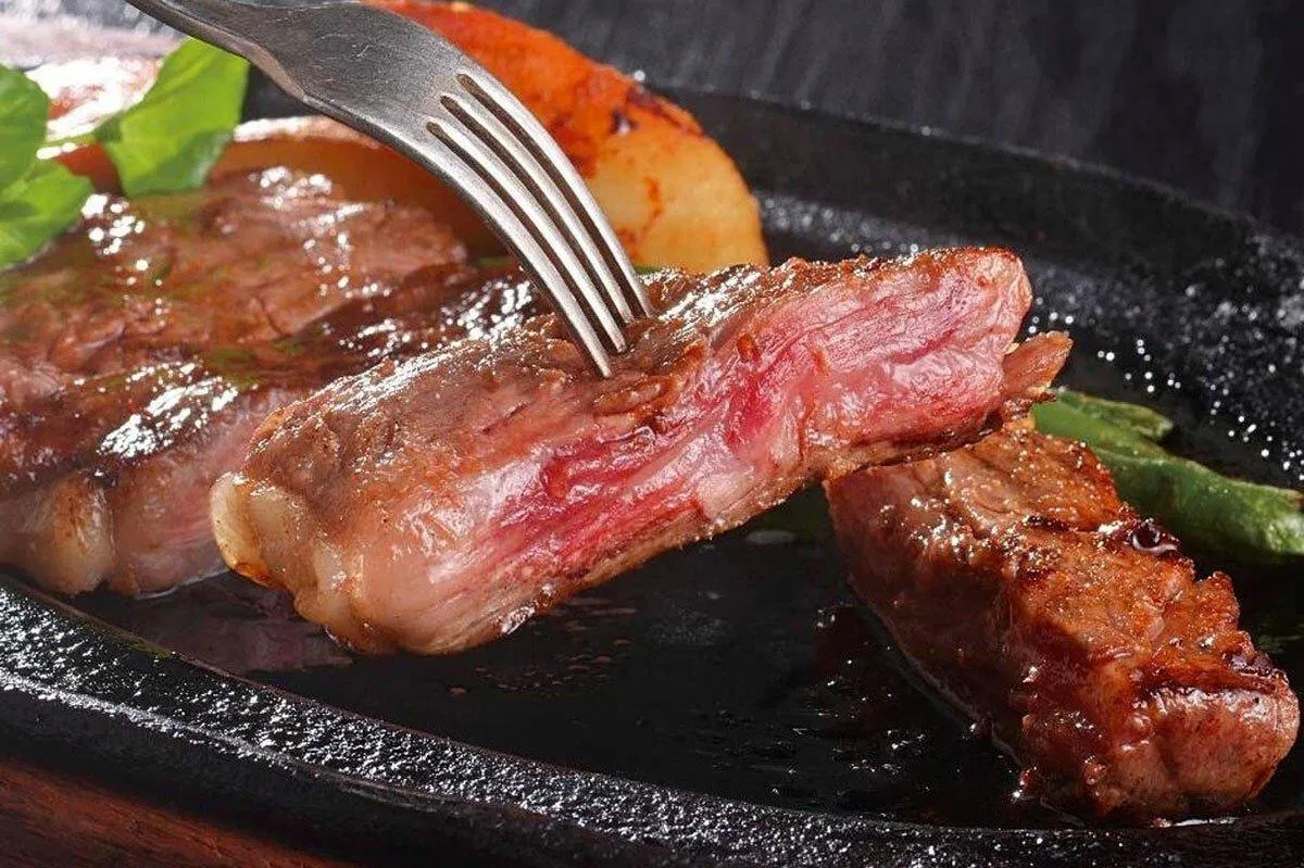 Thịt bò chứa nhiều chất sắt nên rất tốt cho những người bị bệnh thiếu máu. (Nguồn: Internet) Thịt bò chứa nhiều chất sắt nên rất tốt cho những người bị bệnh thiếu máu. (Nguồn: Internet)