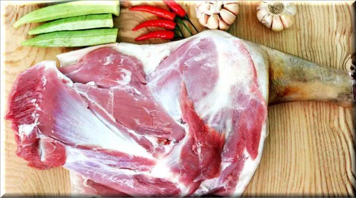 Thịt dê chứa hàm lượng chất sắt cao hơn thịt bò nhưng lại chứa ít calo, chất béo và cholesterol hơn hẳn. (Nguồn: Internet) Thịt dê chứa hàm lượng chất sắt cao hơn thịt bò nhưng lại chứa ít calo, chất béo và cholesterol hơn hẳn. (Nguồn: Internet)