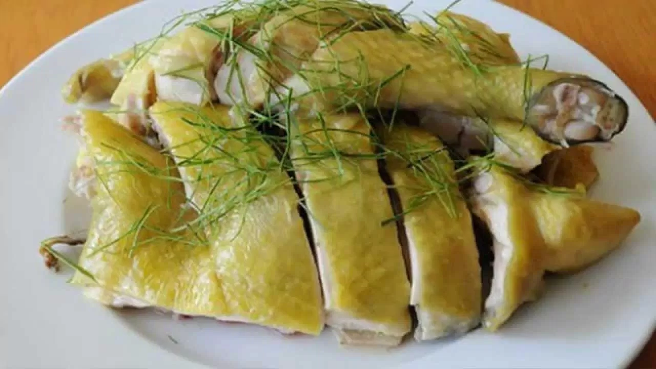 Thịt gà thường là món còn dư lại sau các bữa tiệc và được hâm lại để ăn dần, nhưng điều đó có thể gây hại cho sức khỏe nếu được thực hiện không đúng cách (Ảnh: Internet). Thịt gà thường là món còn dư lại sau các bữa tiệc và được hâm lại để ăn dần, nhưng điều đó có thể gây hại cho sức khỏe nếu được thực hiện không đúng cách (Ảnh: Internet).