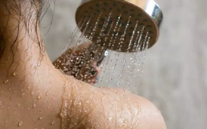 Hãy tắm vừa đủ để tẩy sạch mùi hôi nhưng không làm hại da bạn nhé! (Ảnh: Internet).