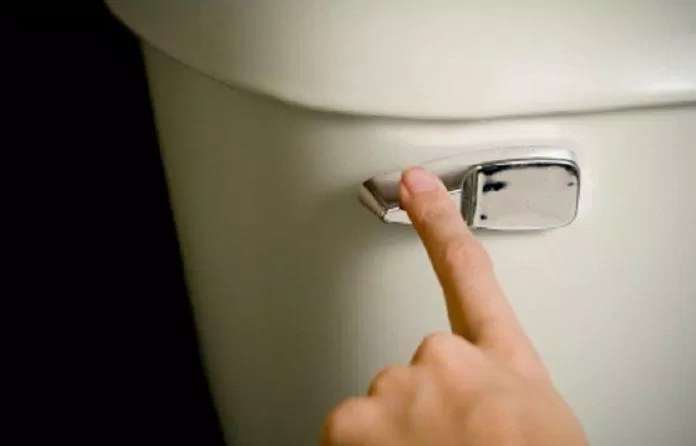 Các bề mặt trong nhà vệ sinh là nơi lưu giữ đủ loại vi khuẩn từ nhiều nguồn khác nhau (Ảnh: Internet). Các bề mặt trong nhà vệ sinh là nơi lưu giữ đủ loại vi khuẩn từ nhiều nguồn khác nhau (Ảnh: Internet).