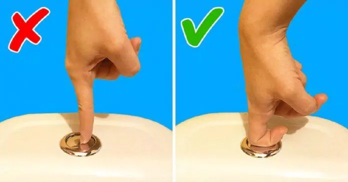 Hình bên phải mới là cách bấm nút xả nước đúng sau khi đi vệ sinh nhé! (Ảnh: Internet).