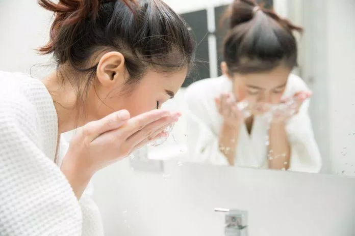Rửa mặt giúp loại bỏ bụi bẩn và bã nhờn, nhưng phải đúng cách mới đem lại hiệu quả (Ảnh: Internet). Rửa mặt giúp loại bỏ bụi bẩn và bã nhờn, nhưng phải đúng cách mới đem lại hiệu quả (Ảnh: Internet).