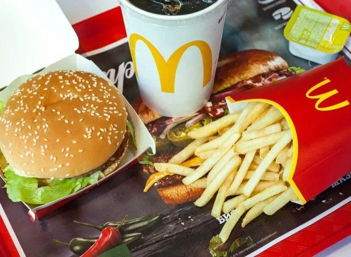 Fastfood chính là "gương mặt vàng" trong danh sách thực phẩm gây tăng cân nhanh chóng. (Nguồn: Internet) Fastfood chính là "gương mặt vàng" trong danh sách thực phẩm gây tăng cân nhanh chóng. (Nguồn: Internet)