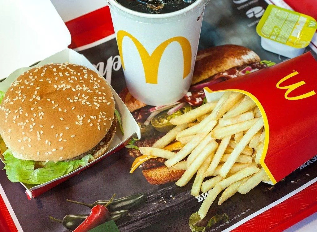 Fastfood chính là "gương mặt vàng" trong danh sách thực phẩm gây tăng cân nhanh chóng. (Nguồn: Internet)