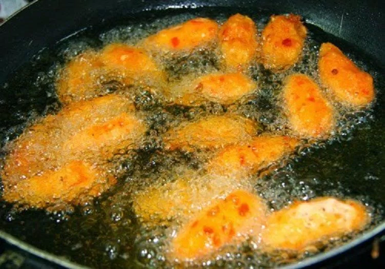 Đồ ăn chiên ngập dầu rất có hại cho sức khỏe, đặc biệt nếu dùng dầu chất lượng kém (Ảnh: Internet). Đồ ăn chiên ngập dầu rất có hại cho sức khỏe, đặc biệt nếu dùng dầu chất lượng kém (Ảnh: Internet).