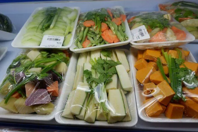 Rau củ cắt sẵn rất tiện lợi cho những người bận rộn không có nhiều thời gian (Ảnh: Internet). Rau củ cắt sẵn rất tiện lợi cho những người bận rộn không có nhiều thời gian (Ảnh: Internet).