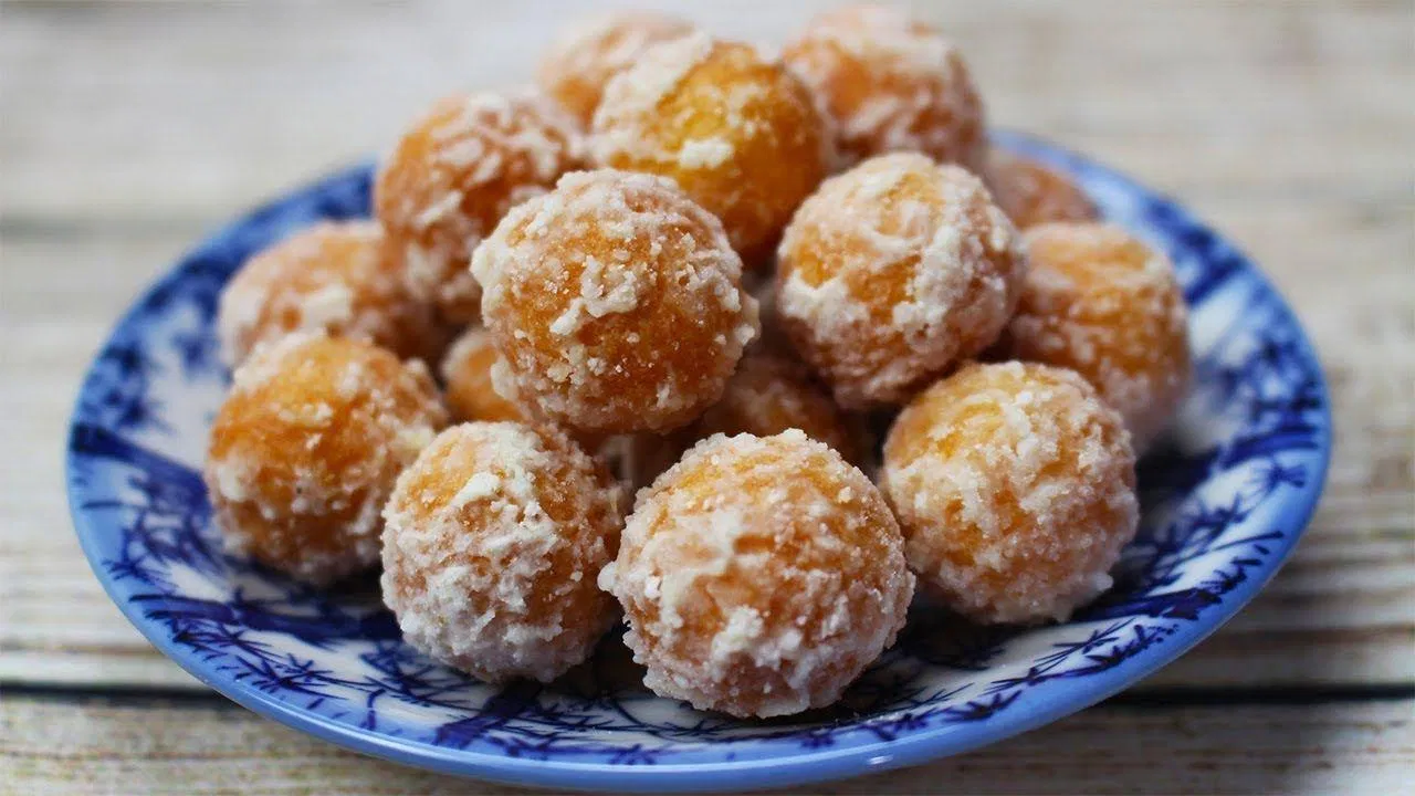 Nhâm nhi một ít bánh nhãn, uống thêm ngụm trà nóng thì còn gì bằng (Nguồn: Internet)