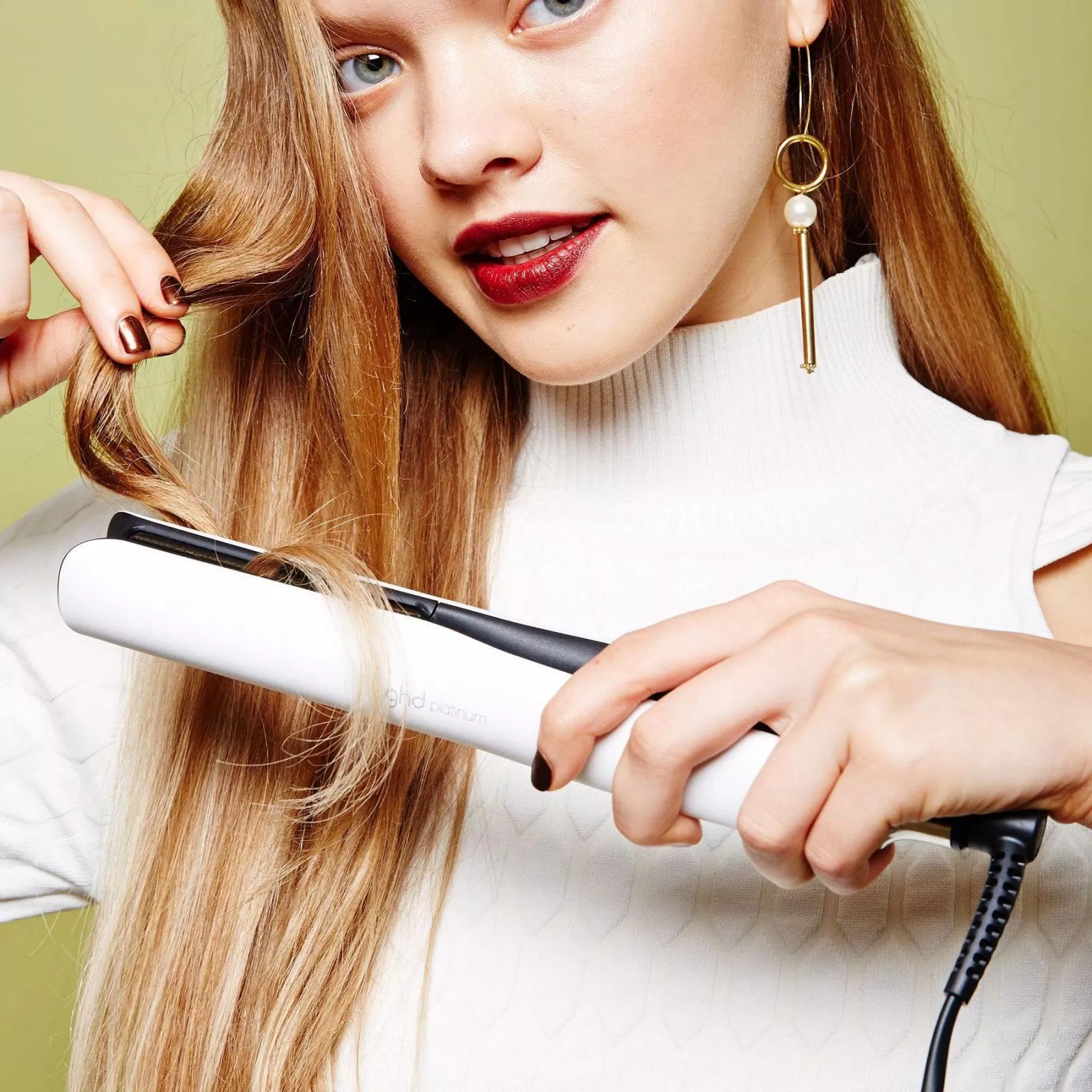 Nhiệt độ cao sẽ làm tóc rất dễ bị khô, xơ nên bạn đừng quá lạm dụng máy móc nhé (Nguồn: Internet).