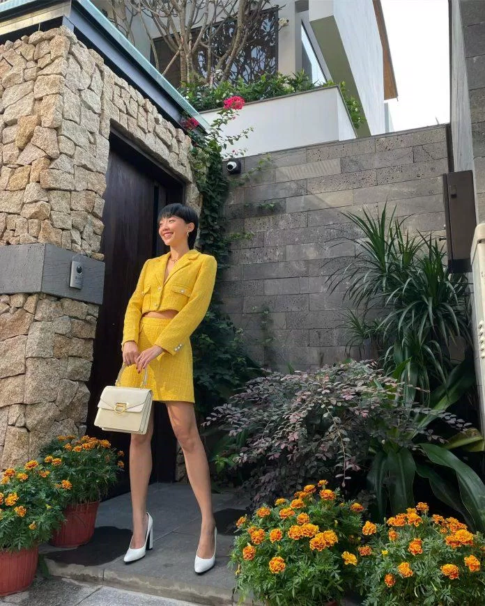 Set đồ vải tweed được phối cùng giầy cao gót và túi xách tông trắng và be (Nguồn: Internet) Set đồ vải tweed được phối cùng giầy cao gót và túi xách tông trắng và be (Nguồn: Internet)
