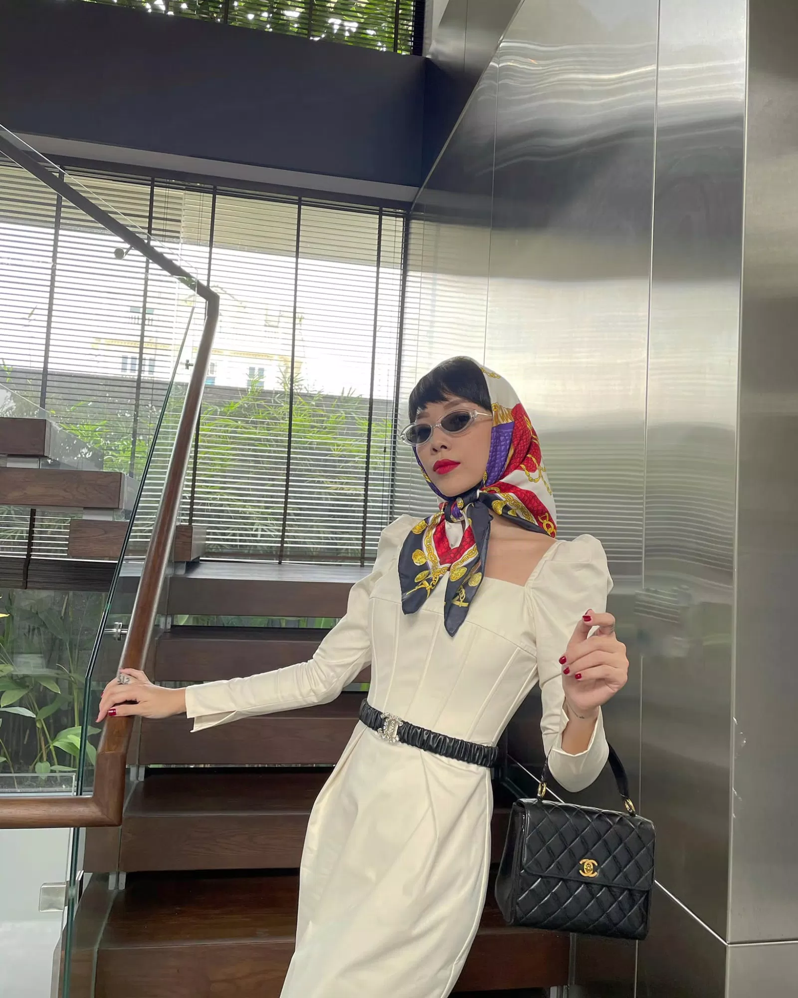 Chiếc khăn cột nổi bật chính là điểm nhất của toàn bộ outfit (Nguồn: Internet) Chiếc khăn cột nổi bật chính là điểm nhất của toàn bộ outfit (Nguồn: Internet)