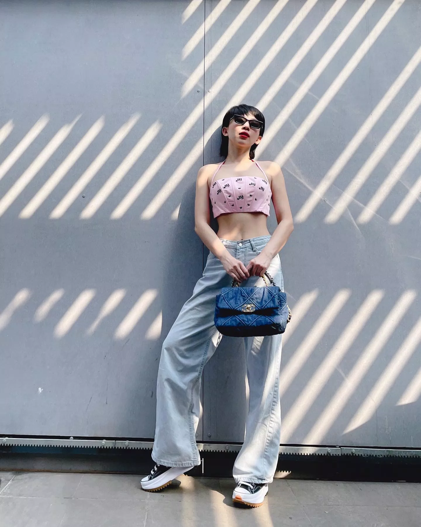 Năng động hơn khi đi cùng giầy sneaker (Nguồn: Internet) Năng động hơn khi đi cùng giầy sneaker (Nguồn: Internet)