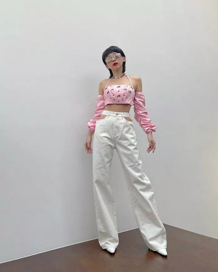 Trang phục ngày mùng ba "chất chơi" của Tóc Tiên (Nguồn: Internet) Trang phục ngày mùng ba "chất chơi" của Tóc Tiên (Nguồn: Internet)