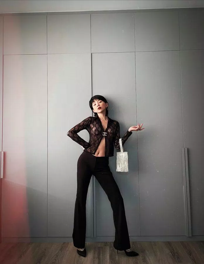 Diện cây đen từ đầu đến chân vô cùng sexy và thời thượng (Nguồn: Internet) Diện cây đen từ đầu đến chân vô cùng sexy và thời thượng (Nguồn: Internet)