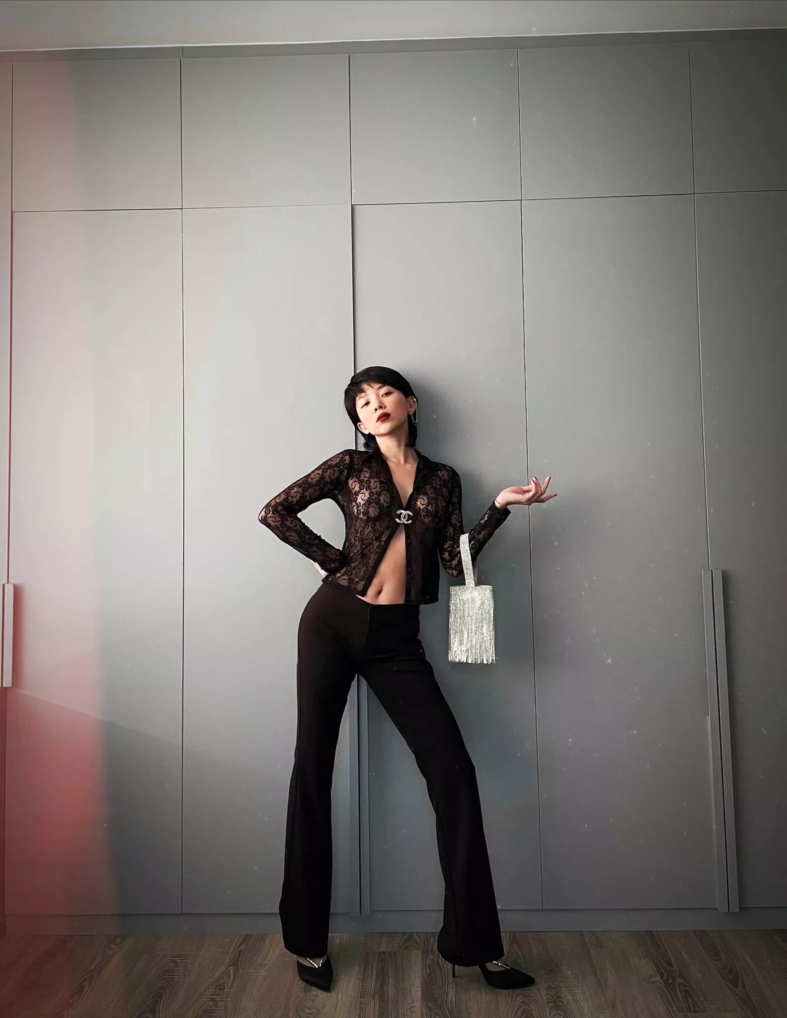 Diện cây đen từ đầu đến chân vô cùng sexy và thời thượng (Nguồn: Internet) Diện cây đen từ đầu đến chân vô cùng sexy và thời thượng (Nguồn: Internet)