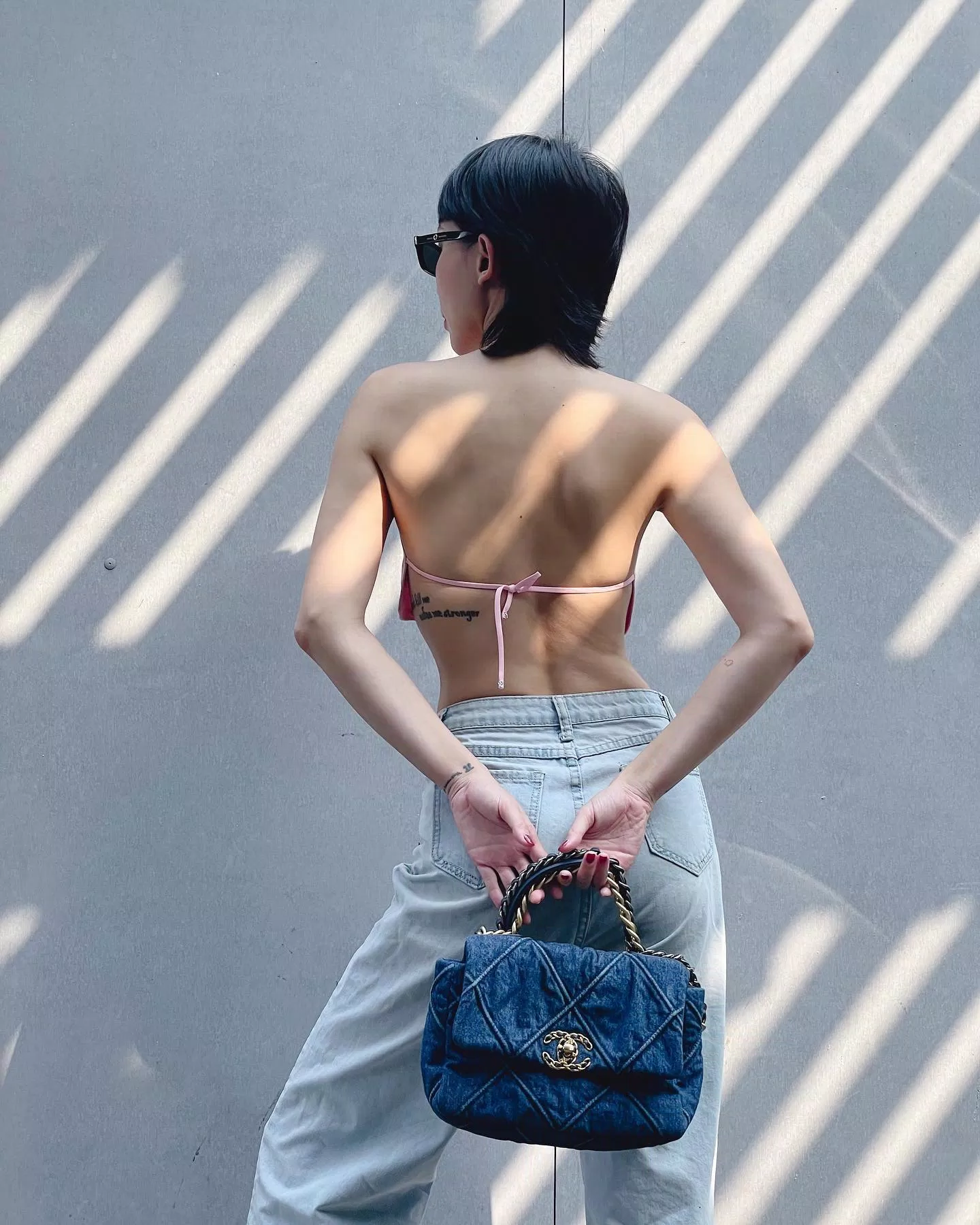 Chiếc áo khoe trọn tấm lưng ngọc ngà của cô (Nguồn: Internet) Chiếc áo khoe trọn tấm lưng ngọc ngà của cô (Nguồn: Internet)