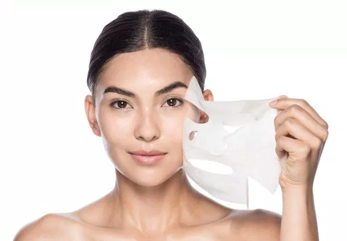 Mặt nạ giấy hỗ trợ làm sáng da và duy trì vẻ rạng rỡ của da (Nguồn: Internet).