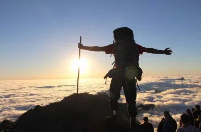 Thám hiểm đỉnh Fansipan bằng cách leo núi (Nguồn: Internet)