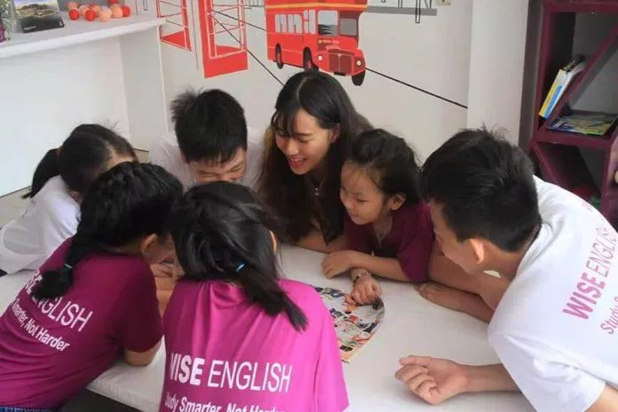 Các học viên học tiếng Anh cùng các giáo viên (ảnh: internet)