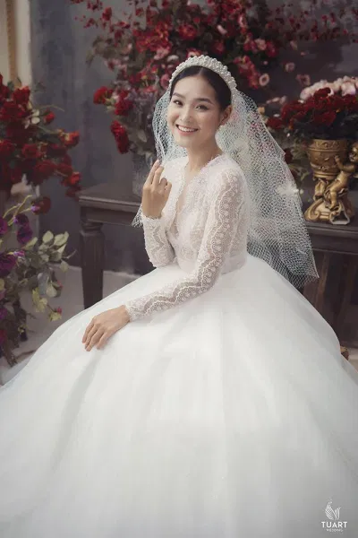 Các nàng dâu luôn được mang trên mình váy cưới sang trọng và style makeup dịu dàng. (Ảnh TuArt Wedding)