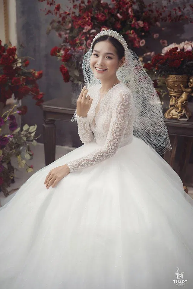 Các nàng dâu luôn được mang trên mình váy cưới sang trọng và style makeup dịu dàng. (Ảnh TuArt Wedding)