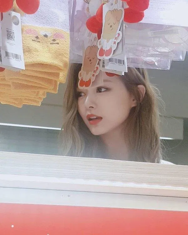 Tzuyu gây sốt với vẻ đẹp siêu thực của mình. (Nguồn Internet)