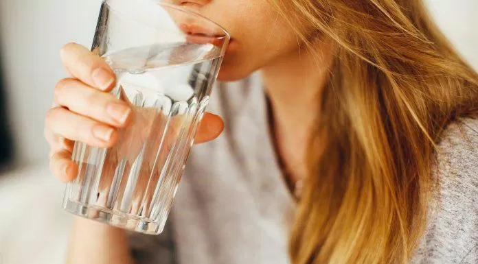 Uống đủ nước là một cách rất đơn giản để cung cấp độ ẩm cho tóc (Nguồn: Internet).