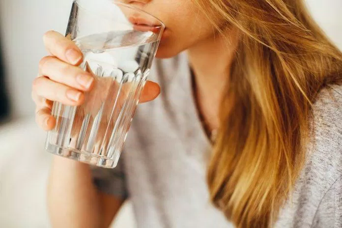 Uống đủ nước là một cách rất đơn giản để cung cấp độ ẩm cho tóc (Nguồn: Internet).