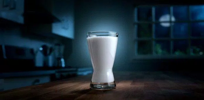 Việc uống sữa ngay trước khi đi ngủ lại gây ra nhiều ảnh hưởng không tốt đến cơ thể. (Nguồn: Internet)