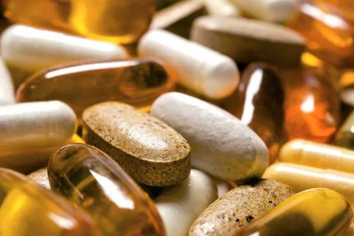 Việc uống thuốc bổ sung vitamin trước khi đi ngủ có thể làm tăng gánh nặng cho dạ dày. (Nguồn: Internet) Việc uống thuốc bổ sung vitamin trước khi đi ngủ có thể làm tăng gánh nặng cho dạ dày. (Nguồn: Internet)