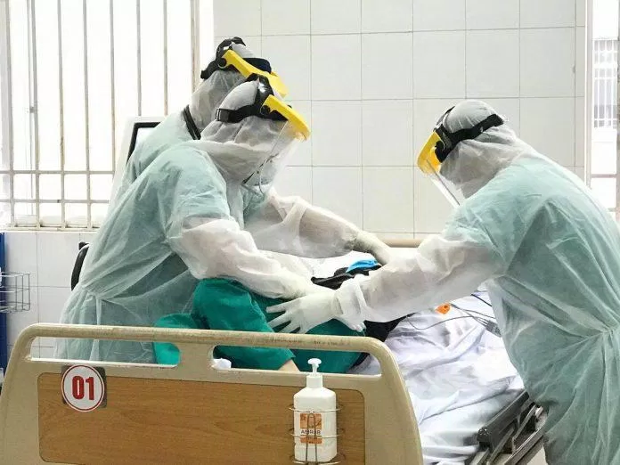 Nhân viên y tế là những người có nguy cơ phơi nhiễm cao nên được ưu tiên tiêm vaccine trước (Ảnh: Internet). Nhân viên y tế là những người có nguy cơ phơi nhiễm cao nên được ưu tiên tiêm vaccine trước (Ảnh: Internet).