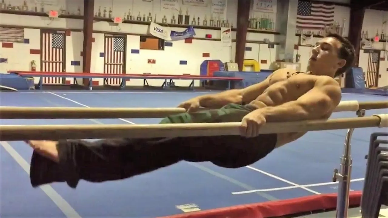 Từ Victorian cross, hãy chống tay thẳng lên là thành planche ngược (Ảnh: Internet). Từ Victorian cross, hãy chống tay thẳng lên là thành planche ngược (Ảnh: Internet).