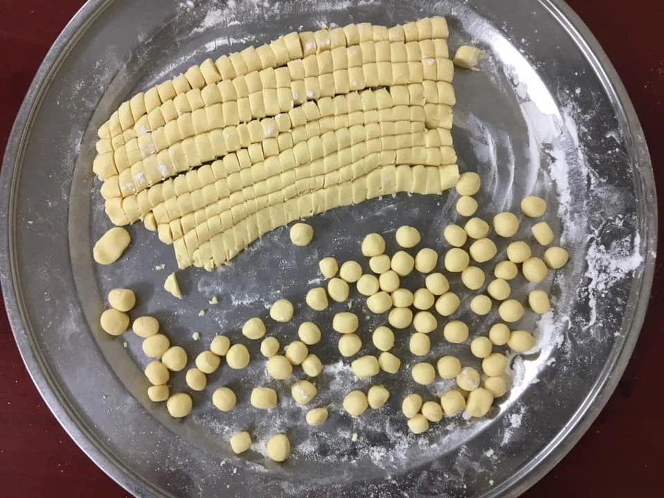 Vò bánh nhãn thành những viên tròn đẹp mắt (Nguồn: Internet)