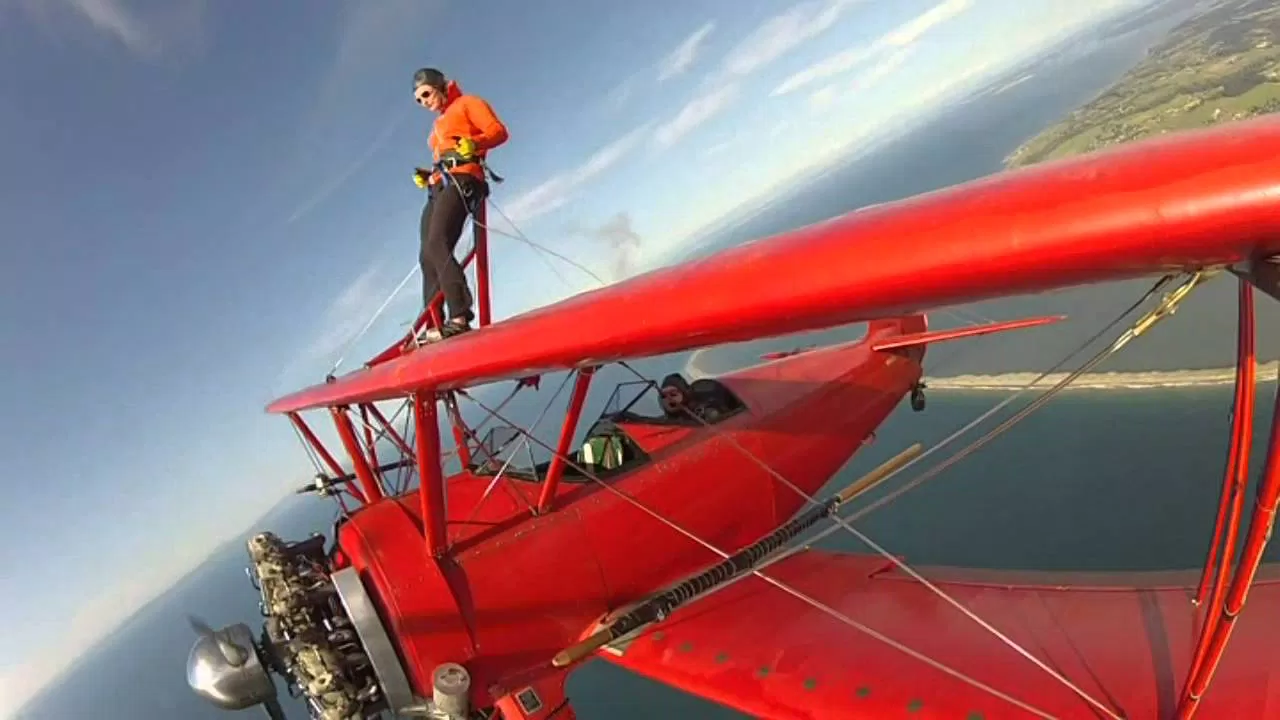 Wing Walking nơi các thành viên phải nhận hình phạt. ( Ảnh : Internet) Wing Walking nơi các thành viên phải nhận hình phạt. ( Ảnh : Internet)