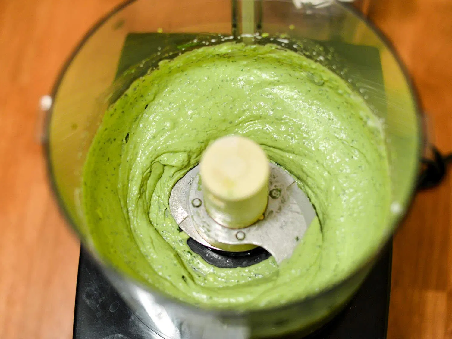 Xay nguyên liệu làm muối ớt xanh (Nguồn: Internet)