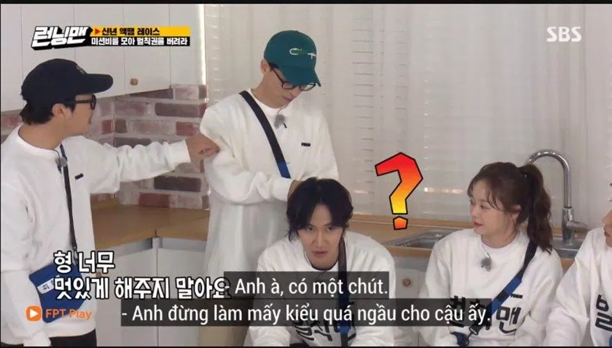 Yoo Jae Suk cứu bộ tóc gáy của Kwang Soo. (Ảnh: Internet). Yoo Jae Suk cứu bộ tóc gáy của Kwang Soo. (Ảnh: Internet).