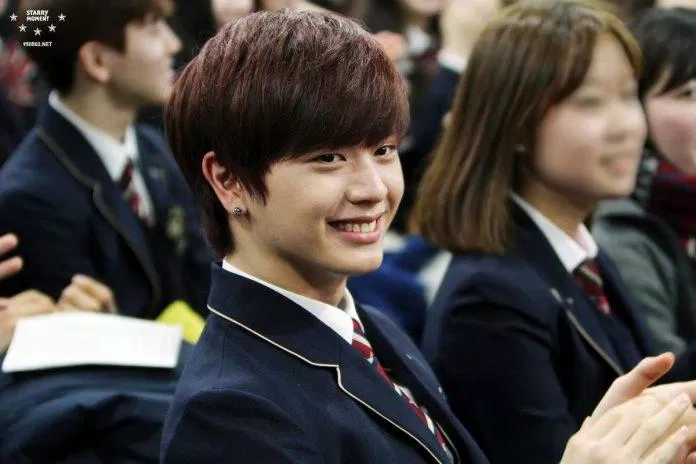 Yook Sung Jae từng gây sốt với vẻ ngoài điển trai trong bộ đồng phục sang chảnh của trường (Ảnh: Internet).